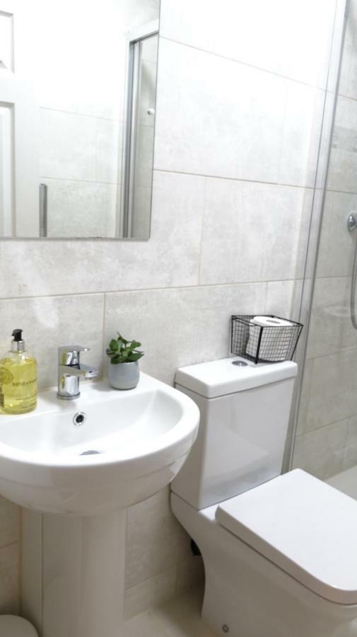 Luxury 2 Bed 2 Bath - Free Parking - 5Min To Airport - Sleeps 6 Apartment Ashford  Екстериор снимка